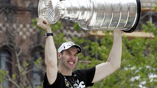 Mnohokrát zvedl bostonský kapitán Zdeno Chára bhem oslav nad hlavu slovutný Stanley Cup.