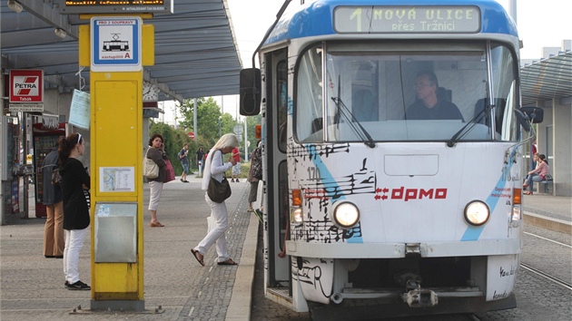 Olomouc: na jindy peplnné zastávce u vlakového nádraí nastupovalo ráno do...