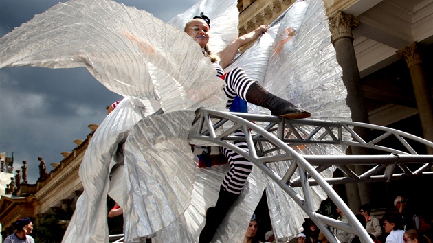 Prvod masek, kejklí, akrobat, velkých loutek proel v nedli mstem pi 4. roník Karlovarského karnevalu. 