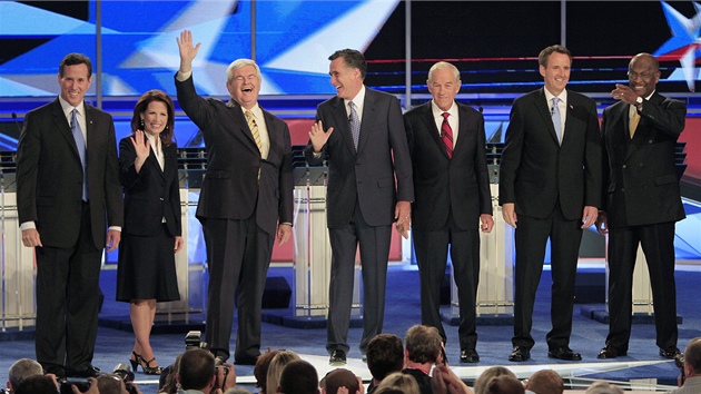 Republikán�tí kandidáti p�i první televizní debat� (zleva) Rick Santorum, Michele Bachmannová, Newt Gingrich, Mitt Romney, Ron Paul, Tim Pawlenty a Herman Cain