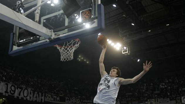 Jan Veselý z Partizanu Blehrad smeuje do koe Maccabi Tel Aviv.