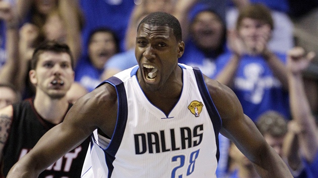 Ian Mahinmi z Dallasu Mavericks.