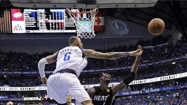 Tyson Chandler z Dallasu Mavericks vyráí mí Chrisi Boshovi z Miami Heat.