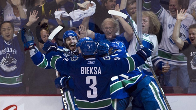 Hokejisté Vancouveru se radují z rozhodujícího gólu pátého finále NHL proti Bostonu.