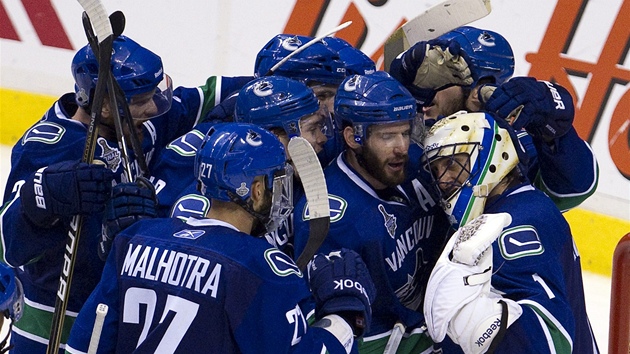 Vancouvertí hokejisté se radují, práv zvítzili v pátém finále NHL proti Bostonu.