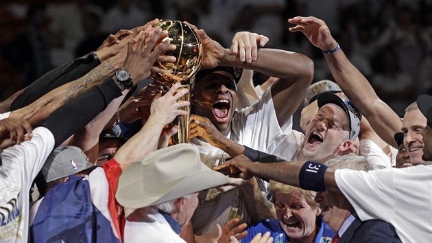 Basketbalisté Dallasu Mavericks slaví titul v NBA.
