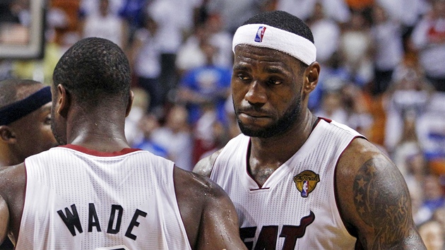 Dwyanu Wadeovi (vlevo) a LeBronu Jamesovi z Miami Heat to tentokrát s titulem NBA vevy�lo.