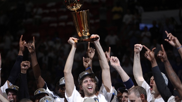 Dirk Nowitzki z Dallasu Mavericks zvedl nad hlavu trofej pro ampiony NBA.