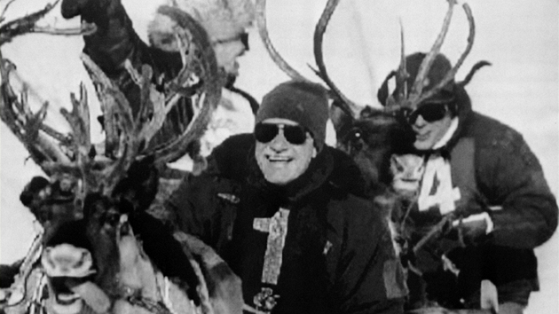 Finsko, 1994. Pi sobích závodech za polárním kruhem, v pozadí finský premiér Esko Aho.