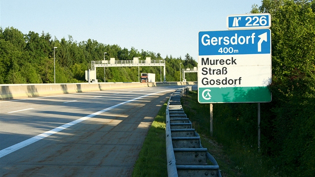 Odboka z dálnice. Chcete-li se vyhnout draze placenému kousku slovinské dálnice, nesmíte pehlédnout tuto ceduli na rakouské autostrád A9. Exit 226 vás pivede po silnici 69 do Murecku, kde pejedete hranici.