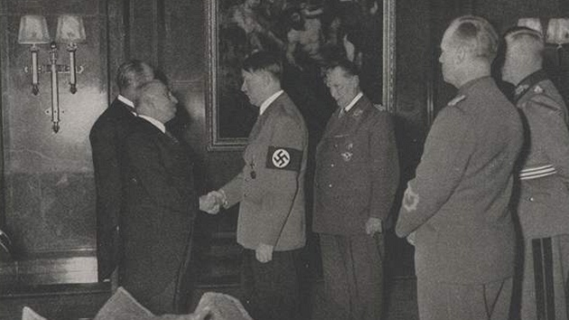 Prezident Emil Hácha a Adolf Hitler, Nové íské kancléství v Berlín. Zleva...