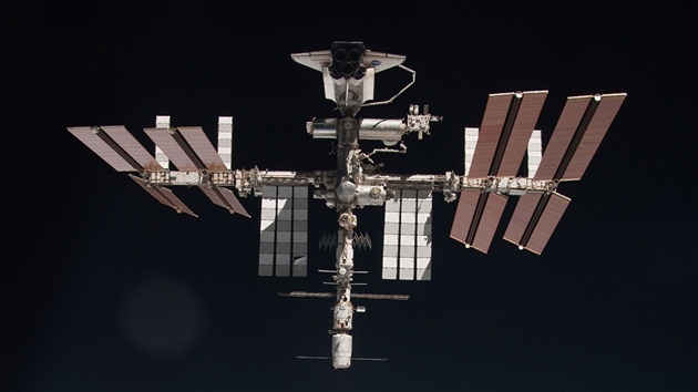 Raketoplán Endeavour pipojený k ISS. Unikátní snímek poídil len posádky...