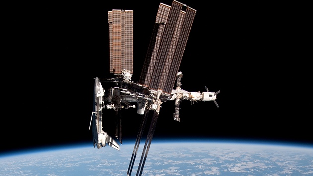 Raketoplán Endeavour p�ipojený k ISS