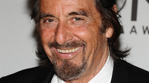 Jednasedmdesátiletý Al Pacino má poád úspch u en a jeho posledním úlovkem"...