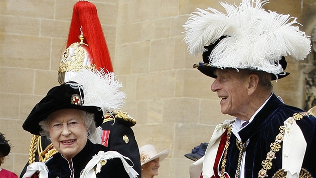 Královna Albta II. a princ Philip na sloení písahy nových rytí z The Garter ve Windsoru