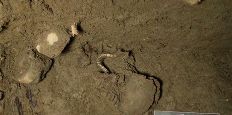 Archeologové objevili pi rekontrukci Klementina stedovké hroby.