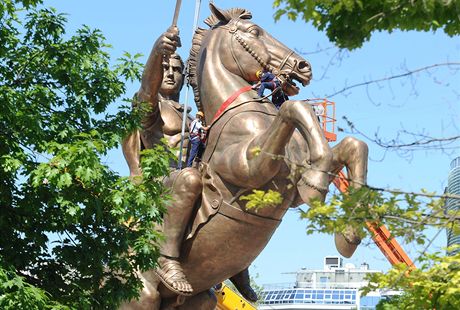 Socha "bojovnka na koni", kterou Makedonci vztyili na hlavnm nmst ve Skopje. (21. ervna 2011)