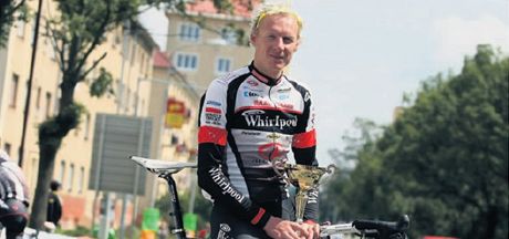 Stanislav Kozubek s pohárem pro vítze etapového závodu Vysoina 2010. I jeho kolo vyrobené na míru je k mání.