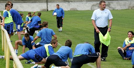Kou Svatopluk Habanec (vpravo) vede trénink fotbalist Ústí.