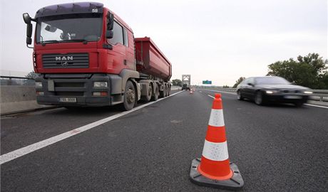 Dva mui opravovali v Perov náklaák, ten vak pi následné zkouce brzd jednoho z nich pejel a zpsobil mu tká zranní. Ilustraní snímek