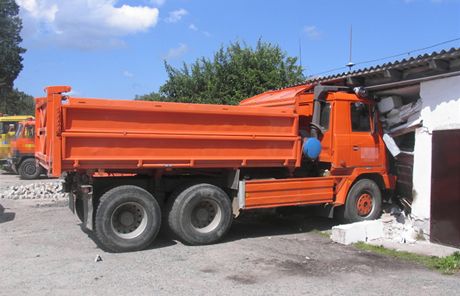 V Mrákotín na Jihlavsku probourala patn zabrzdná Tatra ze skladu.