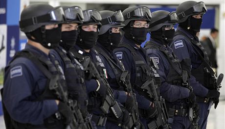 Mexické ozbrojené sloky objevily dvoupatrovou továrnu na drogy (26. ervna