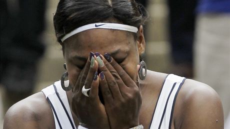 Serena Williamsová pláe po vítzném vstupu do Wimbledonu 2011.