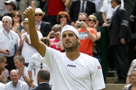 Feliciano Lopez zdraví diváky poté, co z Wimbledonu vyadil Andyho Roddicka