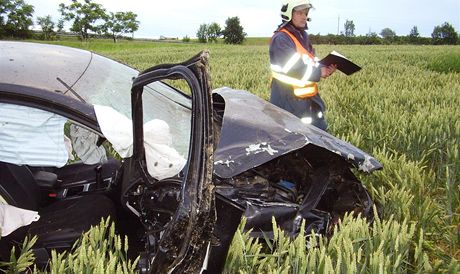 Auto ze slovenskou registran znakou havarovalo pi prjezdu ostrou levotoivou zatkou dlninho pivade ve smru z Ostravsk ulice v Brn k motorestu Rohlenka.