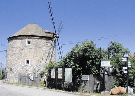 Vtrný mlýn stojí v Rudici nedaleko rudického propadání, kde mohou zájemci s
