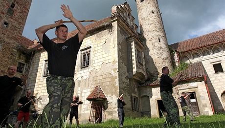 Zámek v ervené eici se stal místem soustední píznivc bojového umní Kali