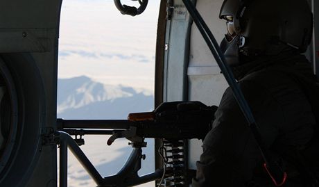 Posádka eského armádního vrtulníku pi peletu nad Afghánistánem (íjen 2010)