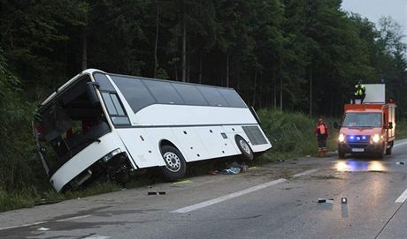 Autobus havaroval, kdy se podle idie pokusil vyhnout nákladnímu autu, které ped ním prudce zpomalilo.