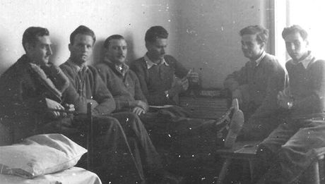 Izraeltí piloti, kteí se v roce 1948 cviili na letiti v Hradci Králové. 