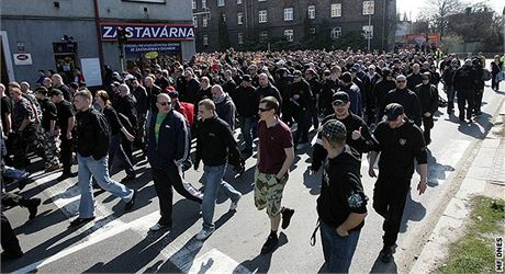 Zatím poslední demonstrace neonacist v Perov v dubnu 2009 (na snímku) se zvrhla v bitky s policií. Nkteí úastníci byli navíc vyzbrojeni dlaebními kostkami i zápalnými lahvemi.