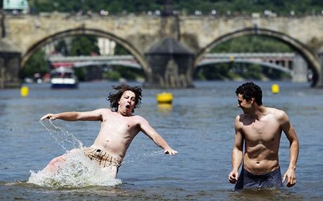 Koupání ve Vltav se moc nedoporuuje, voda je pece jen dost studená. Ilustraní foto.