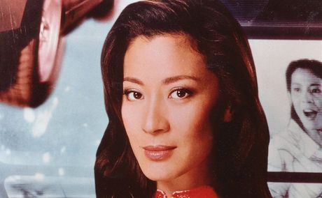 Michelle Yeohová v bondovce Zítek nikdy neumírá (1997)