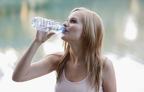 Pitím píli velkého mnoství vody zatujete ledviny a sniujete jejich filtraní schopnost (ilustraní snímek)