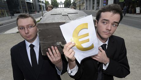 Dva euroskeptici nesou rakev, která symbolizuje poslední rozlouení s eurem.