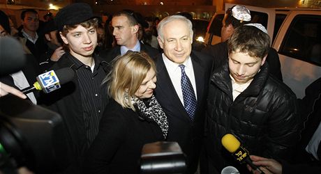 Izraelský premiér Benjamin Netanjahu s svojí chotí a syny Jairem (vlevo) a