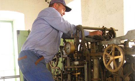 Technik demontuje hodinov stroj prostjovsk radnin ve. Zazen se te