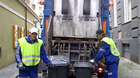 eskobudjovické technické sluby svezou letos na patnáct tisíc vyhozených vánoních stromk. Ilustraní snímek.