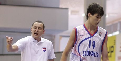 Slovenský talent Michal ekovský (vpravo) míí na laviku bhem zápasu ME do 16