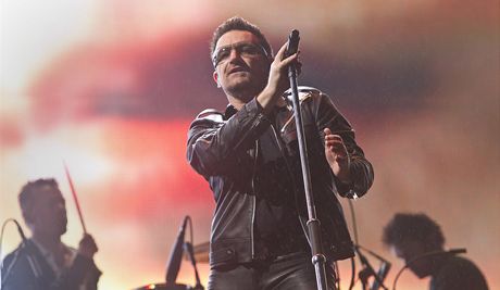 Glastonbury 2011 - Bono z irské skupiny U2