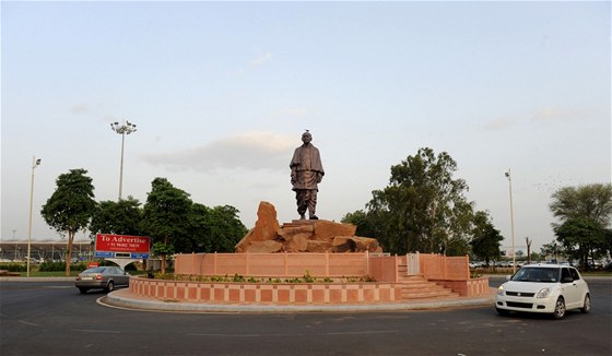 Mení socha Sardára Patéla u stojí u letit v gudarátské metropoli Ahmadábádu.