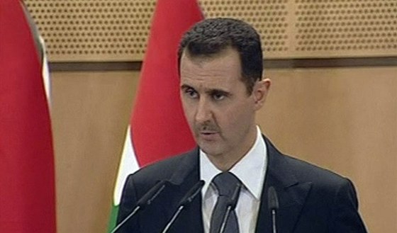 Syrský prezident Baár Asad bhem projevu na pd univerzity v Damaku (20. ervna 2011)