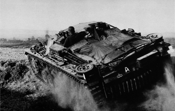 Německé útočné dělo StuG III na sovětských hranicích v úvodních dnech Operace Barbarossa.