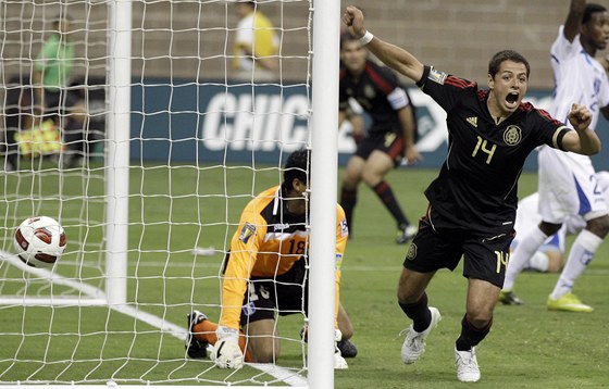 Hvzdný mexický útoník Javier Hernandez  se raduje z gólu v prodouení, který vstelil do sít Hondurasu.