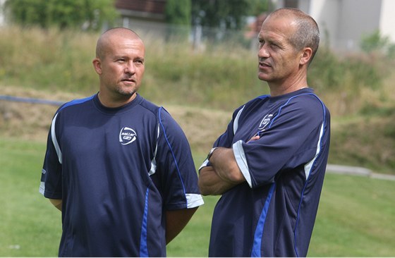 Noví trenéi zlínských fotbalist Alois Skácel (vpravo) a Jií Chytrý sledují