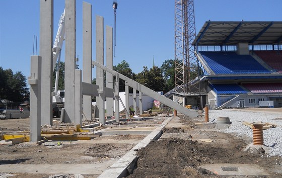 Pokládka nového trávníku na rekonstruovaném stadionu ve truncových sadech v